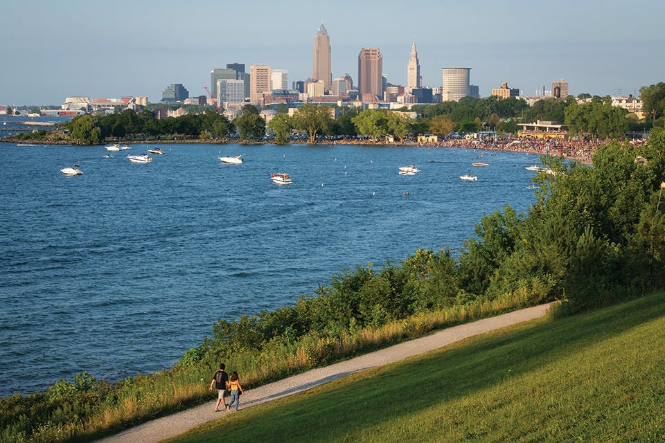 Couple walking near Edgewater Beach in Cleveland (photo courtesy of Cleveland Metroparks)