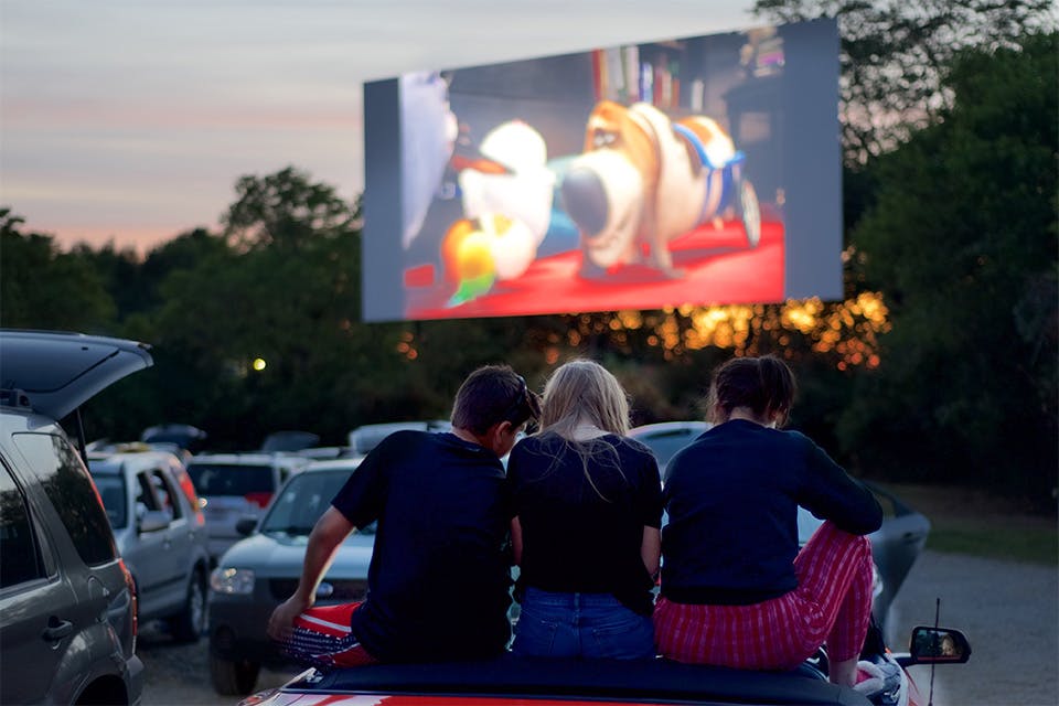 Kids watching movie at Holiday Auto Theatre in Hamilton (photo by Gaylon Wampler)