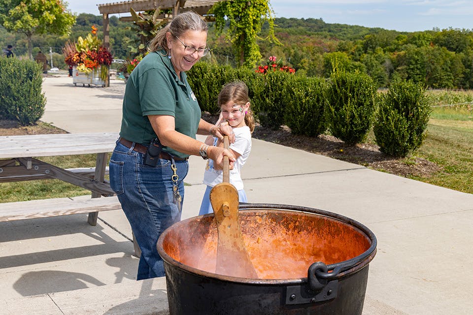 Apple & Honey Harvest Weekend (photo by Earl Linaburg) Apple & Honey Harvest Weekend (photo by Earl Linaburg)