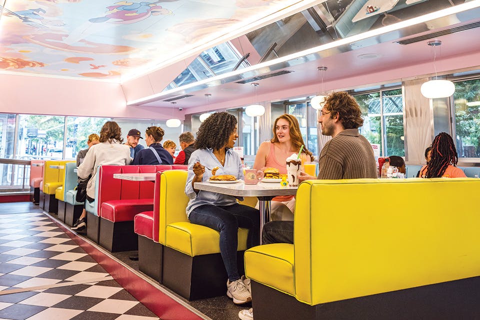 People eating at Sugar n‘ Spice Diner in Cincinnati (photo by Matthew Allen)